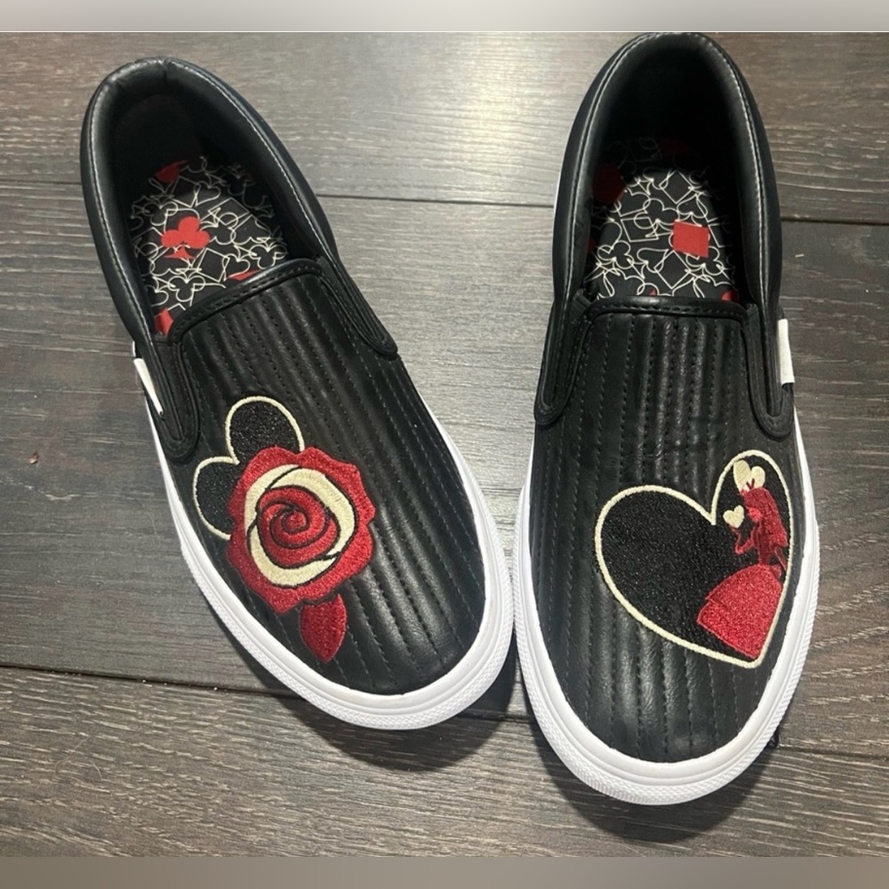 Vera Bradley Disney Alice Wonderland Painting Roses Red Quilted Slip On Shoe 9.5 - Picture 3 of 11